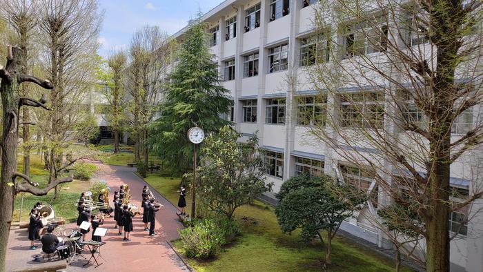 4月12日(金)昼休みに吹奏楽部が新入生歓迎ミニコンサート~新緑の中庭がステージに~