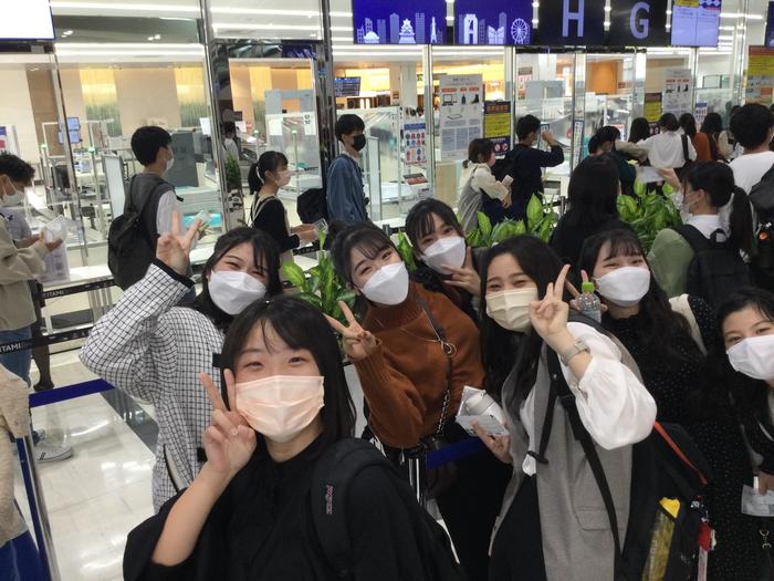 10月12日（火）第45期修学旅行第1日 最後の4、7、8組も大阪伊丹空港に全員集合し、チェックインが終わり搭乗口に入りました。