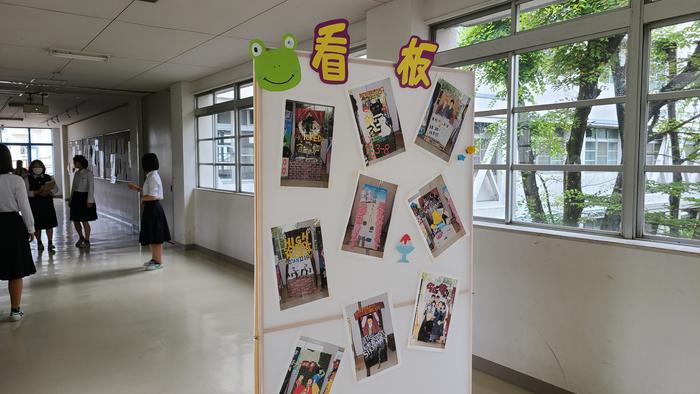 6月18日(金)早朝2階の渡り廊下を女子バスケットボール部の生徒が清掃~文化祭(牧高祭)の看板のモデルが出ていました。