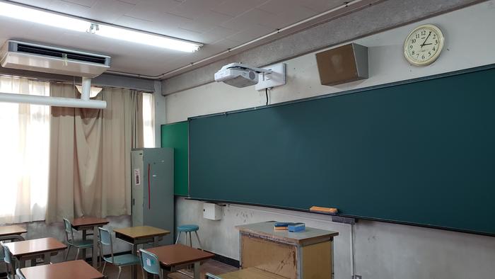 4月17日(金)新たに3台の電子黒板機能付き超短焦点プロジェクターが増設されています。~全部で35教室に~
