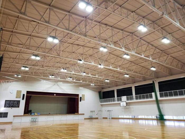 2月18日(月)後援会のご支援で、体育館の照明が全てLED に!!~明るく安全になりました~