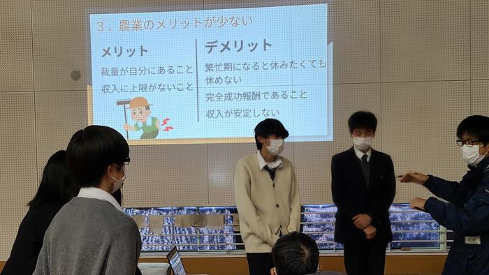 12月23日（木）4限は2年生5組～8組が「総合的な探究の時間」で『市長への提言』の前に枚方市職員の方々に中間発表