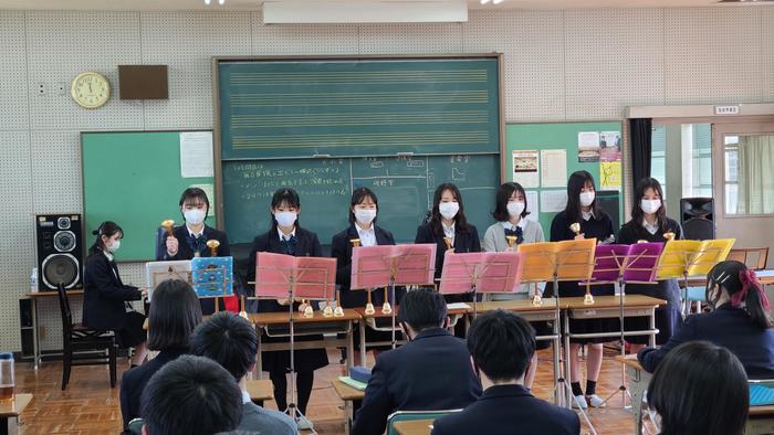 2月5日(金)4限に、2年生の音楽の授業で、自由課題の発表会2回目が行われました。