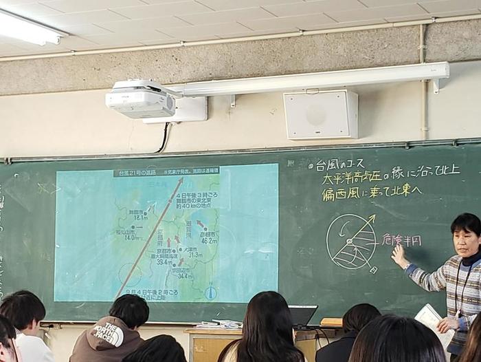 1月17日(木) 2年生 地学基礎の二つの授業を見学~昨年の台風21号のお話しなど~