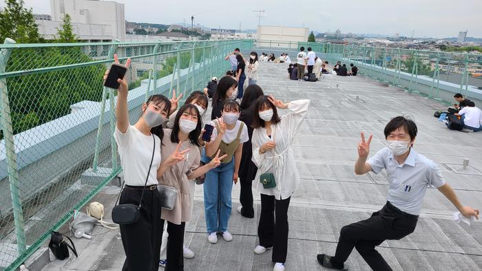 6月22日(火)1年生は校内遠足~各教室で先生から出されたQuizを解きながら校内巡り