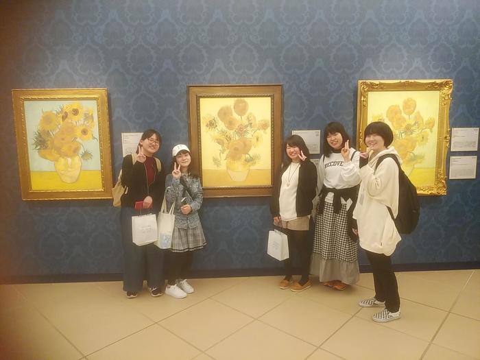 4月19日（金）今日はExcursions Day～3年生の淡路島鳴門海峡方面の組から「ひまわりの前の牧高生」の写真が送られてきました～