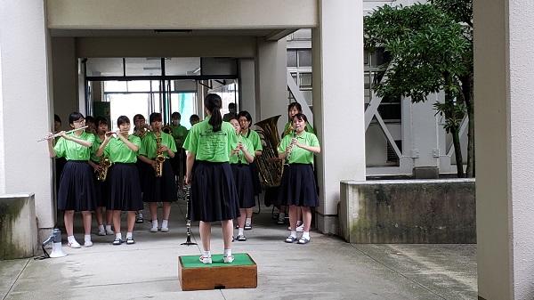 7月6日(月)昼休み吹奏楽部が渡り廊下でミニ演奏会