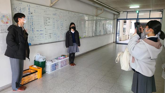 12月23日(水)枚方市立招提北中学校の生徒3名がSDGsの活動「不用品回収箱」の回収に来校しました。