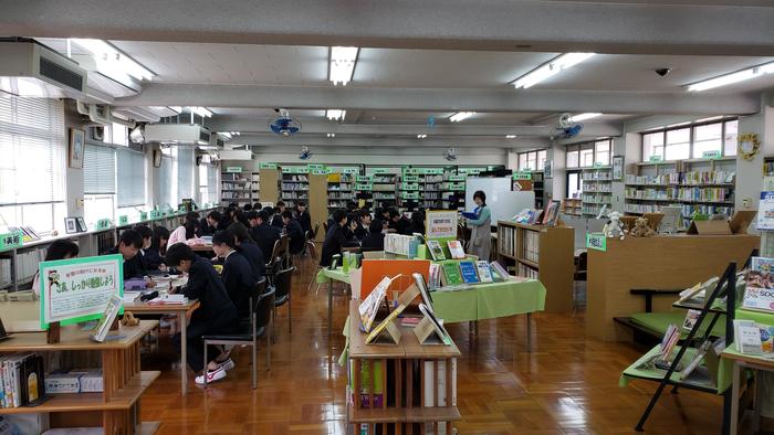 4月12日(金)1年生が図書館でオリエンテーション~仲間づくりにも一役~