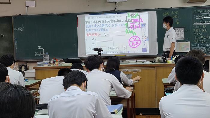 9月15日（水）午後から、5限に2年生の地学基礎、7限は3年生の物理演習の授業を見学しました。