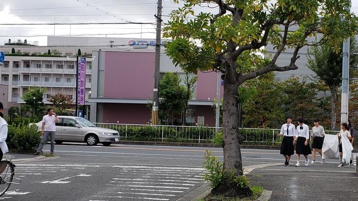 9月27日(金)登校風景~朝の挨拶運動や校外清掃も1、2年生が中心に