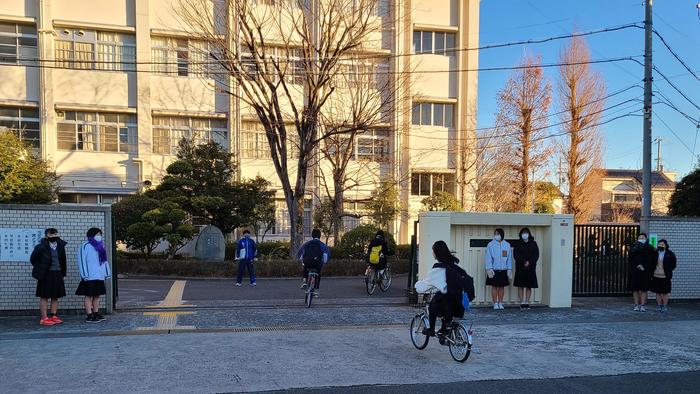 1月8日(金)女子バスケットボール部の生徒が早朝に校外清掃や正門で挨拶運動をしてくれていました。