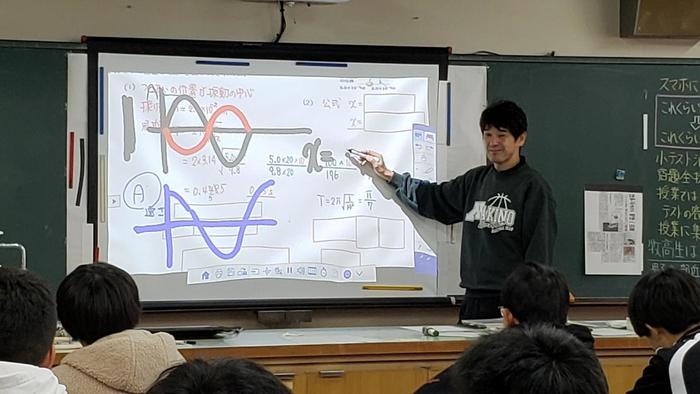 11月18日(月)4限に3年生の物理の授業を見学〜電子黒板をフル活用
