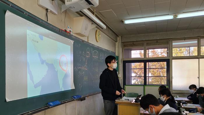 11月4日(水)2限に1年生8組の世界史の授業を見学しました。