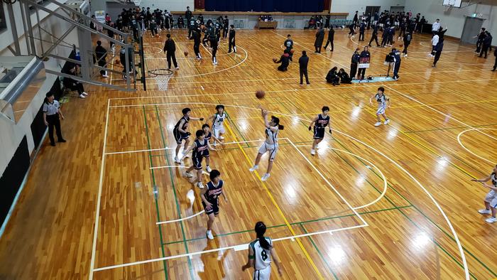 1月13日(月・祝)午前に女子バスケットボール部の応援に行きました。