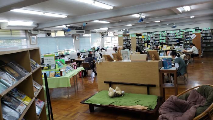 10月15日(火)図書館は自習する生徒で一杯でした。