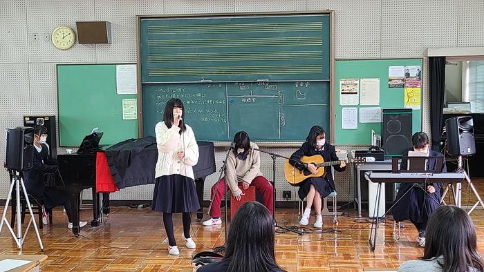 2月3日(水)4限に、2年生の音楽の授業で、学期末の自由課題の発表1回目がありました。