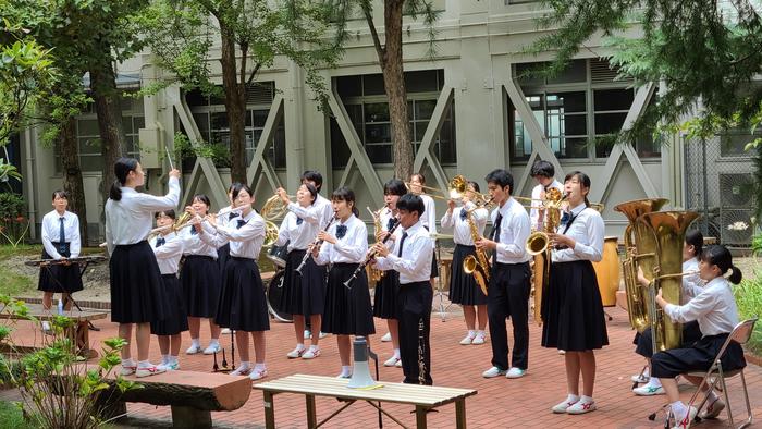 9月29日(火)昼休みに、吹奏楽部が「秋の中庭コンサート」を行いました。