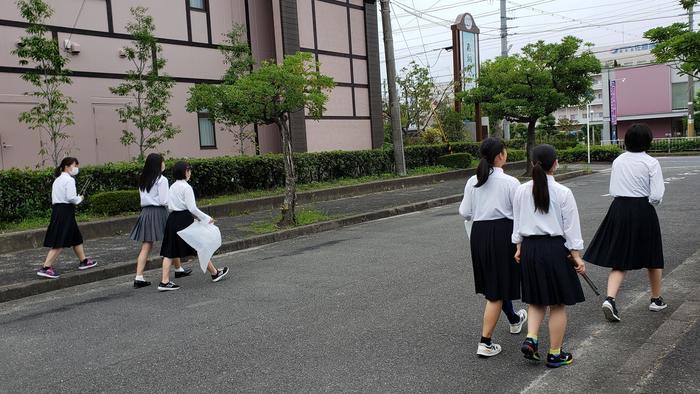 7月3日(金)早朝に女子バスケットボール部の生徒が近隣の清掃活動