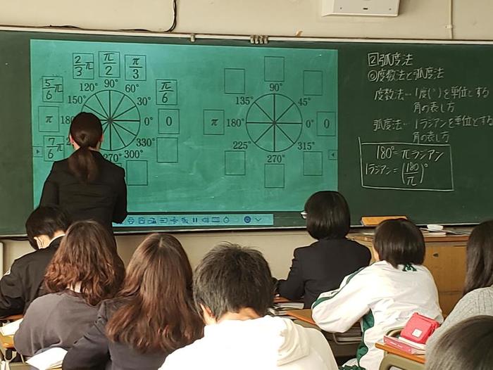 11月8日(木)4限目には数学の教育実習生の授業を見学~教室の電子黒板も利用して~