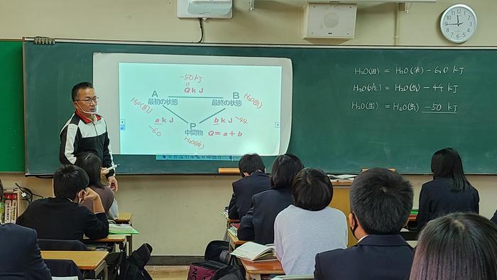11月4日(水)4限は2年生4組の化学の授業を見学しました。