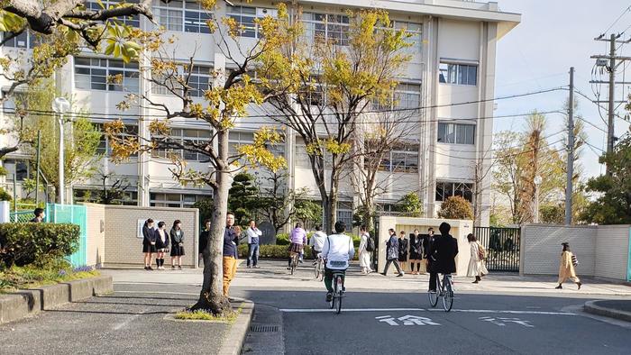 4月12日(金)牧野高校の朝~正門で野球部と女子バスケットボール部の生徒が挨拶してくれていました。~