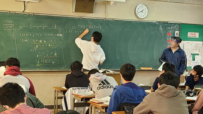 10月29日(木)2限に1年生6組の生物基礎の授業、5限に3年生の選択の数学Ⅲの授業を見学