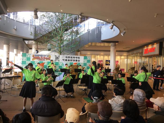 11月19(火)11月16 日(土)にニトリモール枚方で演奏した吹奏楽部の様子の写真が届きました。