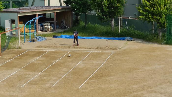 6月8日(火)教育実習生が早朝8時前に砂場の整備をしていました。