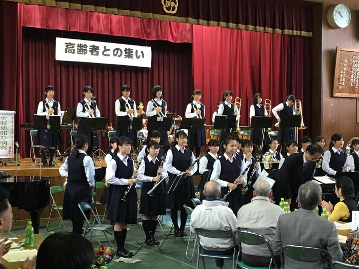 ♪高齢者との集い♪で、演奏（11月6日）