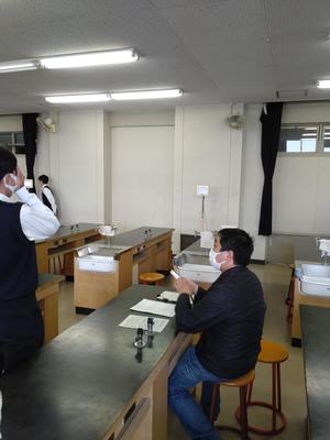 視力測定中2.JPG