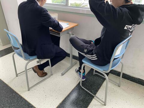 廊下で担任と懇談.JPG
