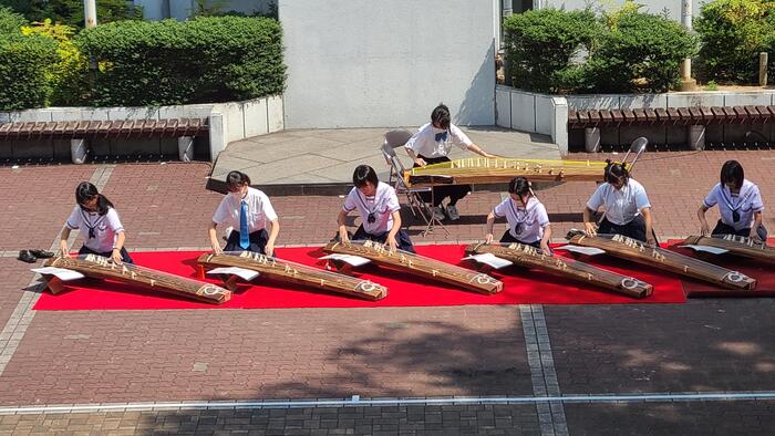 9月6日（金）文化祭1日め、中庭部門の4番めは箏曲部でした。テーマは「和奏～心を爪弾く～」です。