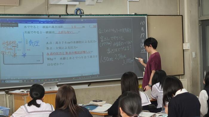 10月17日（木）3限に2年生の地学基礎の授業見学をしました。