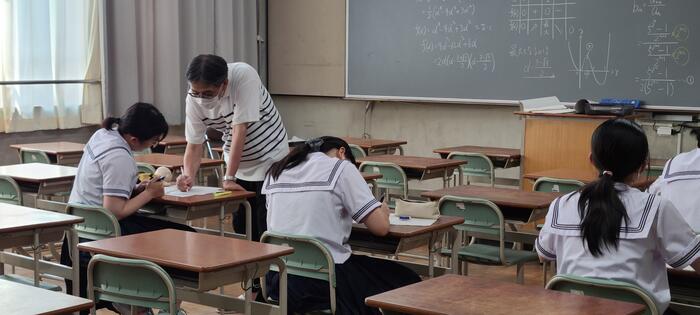 7月27日（木）清水谷セミナー4日め、午後の数学は日頃2年生を主に教える先生に楽しく指導してもらっていました。