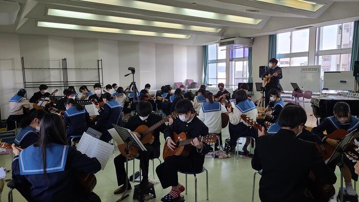 11月11日(金)1限に3年生の国語現代文、2限に1年生の音楽の授業を見学しました。