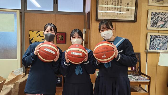 3月20日（月）女子バスケットボール部にニューボールのプレゼントがありました。