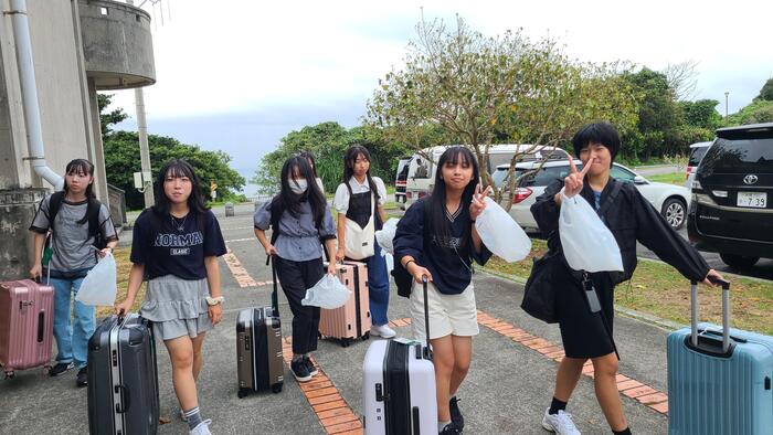 10月30日（水）78期生HR合宿3日め、民泊先から今帰仁村総合運動公園体育館に生徒たちが戻って来ました。