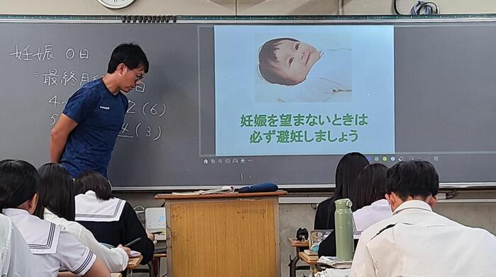 10月21日（月）7限は2年生の保健の授業を見学しました。