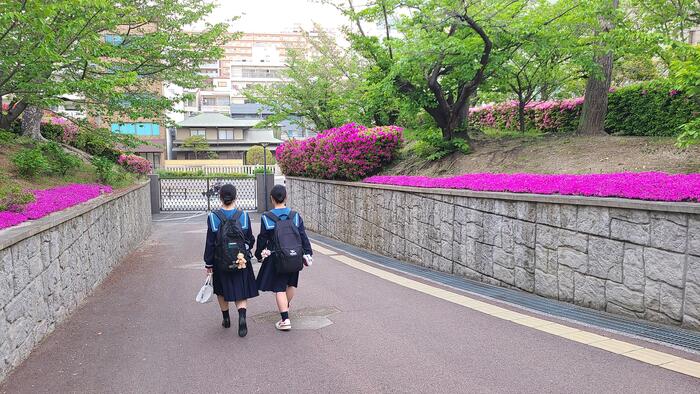 4月18日(木)正門の坂道で下校する生徒に、「校長先生、さようなら」と声を掛けられました。