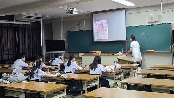 8月1日（月）清水谷セミナー（3年生夏季集中講習）2週目1限は生物、化学、物理が行われています。