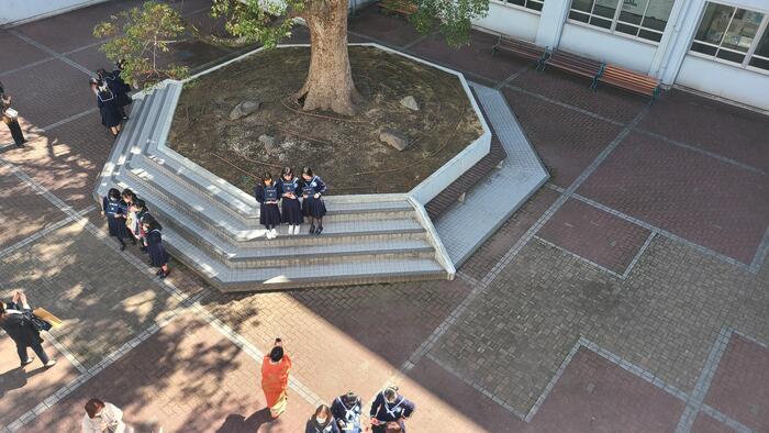 2月28日（火）中庭ではあちこちに記念写真の輪が出来ていました。