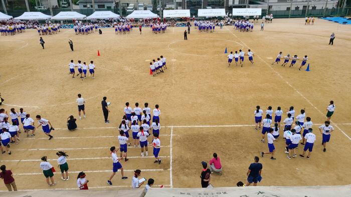 6月8日（木）学年競技で2年生は「そして台風になる」を行いました。