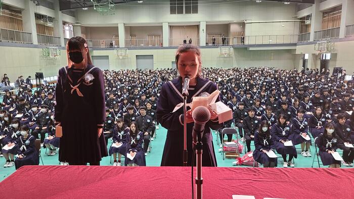 2月28日（火）卒業式では保護者席の両脇のモニターで演壇のカメラからの映像も観ていただきました。
