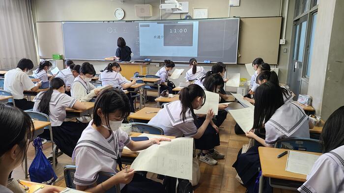 8月1日(火)2年生の夏期講習も頑張っています。部活の途中でクラブ着のまま受講する生徒もいます。
