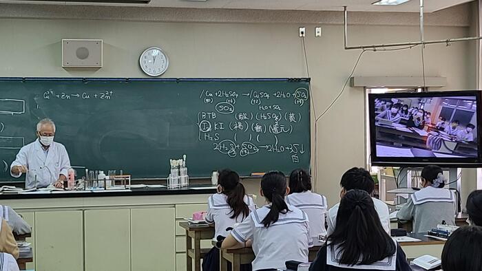 9月28日（火）2限に3年生の英語、4限に3年生の化学、5限に3年生の政治経済の授業を見学しました。