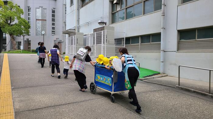 9月21日(木)かのん保育園の園児が清水谷高校に避難訓練に来ました。