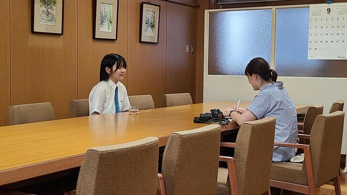 9月20日（木）放課後に生徒2人とともに新聞社の取材を受けました。