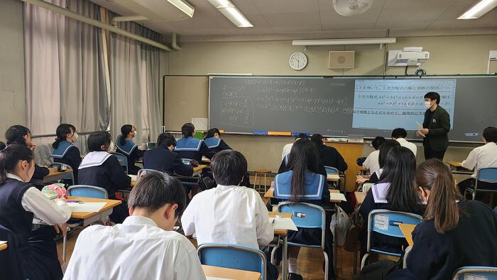 5月7日(火)2限に2年生の数学Ⅱの授業を見ました。