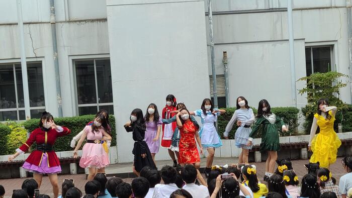 9月2日（金）文化祭1日目～中夜祭のダンスが始まっていました。